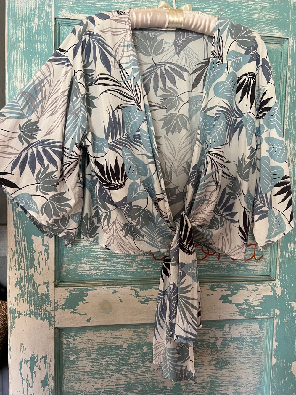 mahina Blue & White Tropical Leaf Kimono wrap top EUC blue aloha euc